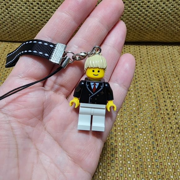 [NEW] LEGO Airport Pilot with Red Tie, Ponytail Hair Keychain - Picture 3 of 5